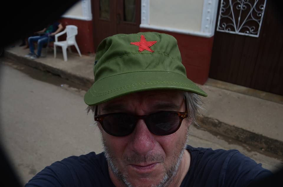 De verslaggever, columnist en auteur onder de “Cuban Military Cap”